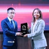 Bà Susila Johnston, đại diện Tổ chức Ookla, trao giải thưởng cho Công ty Star Telecom (Unitel). (Ảnh: Xuân Tú/TTXVN)