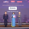 Đại diện Amway Việt Nam nhận giải thưởng từ Ban tổ chức.