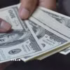 Đồng tiền mệnh giá 100 USD. (Ảnh: AFP/ TTXVN)