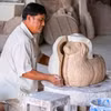 Nhiều phương pháp mới được áp dụng trong sản xuất gốm sứ truyền thống tại các doanh nghiệp sản xuất gốm tại làng nghề gốm Bình Dương. (Ảnh: Hương Giang/TTXVN)