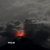 Tro bụi phun lên từ núi lửa Lewotobi Laki-Laki ở Đông Flores, tỉnh Đông Nusa Tenggara, Indonesia. (Ảnh: THX/TTXVN)