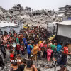 Người dân Palestine chờ được phát thực phẩm cứu trợ tại Gaza, ngày 24/4/2025. (Ảnh: THX/TTXVN)