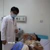 Bác sỹ Khoa Nội tổng hợp, Bệnh viện Đa khoa Bà Rịa thăm khám bệnh nhân ngộ độc thực phẩm nghi do ăn bánh mì tại tiệm Ngọc Hà, phường Phú Mỹ. (Ảnh: Hoàng Nhị/TTXVN)