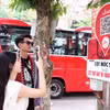 Du khách quét QR tại Km0 Hà Giang tìm hiểu thông tin du lịch. (Ảnh: Đức Thọ/TTXVN)