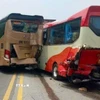 Vụ tai nạn liên hoàn giữa 4 xe, trong đó có 2 xe ôtô khách. (Ảnh: TTXVN phát)