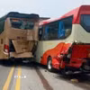 Vụ tai nạn liên hoàn giữa 4 xe, trong đó có 2 xe ôtô khách. (Ảnh: TTXVN phát)