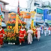 Người dân và du khách theo dõi Lễ rước nước trong không khí trang nghiêm tại phường Bắc Nha Trang. (Ảnh: Đặng Tuấn/TTXVN)