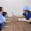 Bác sỹ Takahiro Honda trong một buổi khám cho con trai chị Fumi. (Ảnh: Xuân Giao/TTXVN)