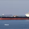 Tàu chở dầu di chuyển qua eo biển Hormuz. (Ảnh: Reuters/TTXVN)