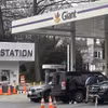 Người dân mua xăng tại một trạm bán lẻ xăng dầu trên Đại lộ Connecticut ở thủ đô Washington của Mỹ. (Ảnh: Ngọc Quang/TTXVN)