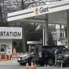 Người dân mua xăng tại một trạm bán lẻ xăng dầu trên Đại lộ Connecticut ở thủ đô Washington của Mỹ. (Ảnh: Ngọc Quang/TTXVN)