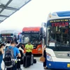 Hành khách lên xe về quê tại Bến xe miền Đông. (Ảnh: TTXVN phát)