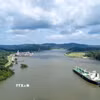 Tàu hàng di chuyển qua Kênh đào Panama. (Ảnh: THX/TTXVN)