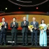 Tổng Bí thư Tô Lâm và các doanh nghiệp đoạt Giải sản phẩm công nghệ số "Make in Viet Nam 2024". (Ảnh: Thống Nhất/TTXVN)