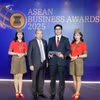 Ông Teo Siong Seng, Chủ tịch Hội đồng Tư vấn Kinh doanh ASEAN tại Singapore, chúc mừng và trao giải thưởng cho Vietjet.