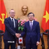 Giám đốc Học viện Chính trị quốc gia Hồ Chí Minh Đoàn Minh Huấn tiếp ông Kobayashi Yosuke, Trưởng đại diện Cơ quan Hợp tác Quốc tế Nhật Bản (JICA) tại Việt Nam. (Ảnh: Văn Điệp/TTXVN)