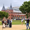 Du khách tham quan Quảng trường Quốc gia tại Washington D.C. (Ảnh: Ngọc Quang/TTXVN)