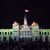 Ba tác phẩm 3D mapping gồm “Âm vang Đại Việt”, “Nửa thế kỷ tự hào - Nhịp đập Sài Gòn” và “Kỷ nguyên vươn mình” được trình chiếu trên nền kiến trúc mặt tiền trụ sở Ủy ban Nhân dân Thành phố Hồ Chí Minh. (Ảnh: Hồng Đạt/TTXVN)