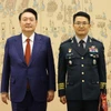 Cựu Tổng thống Yoon Suk Yeol và Trung tướng Jeong Jin Pal. (Ảnh: Yonhap)