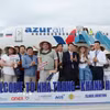 Du khách Nga chụp ảnh lưu niệm cùng các đại biểu đại diện tỉnh Khánh Hòa. (Ảnh: TTXVN phát)\