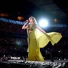 Nữ ca sỹ-nhạc sỹ Taylor Swift biểu diễn tại sân vận động Wembley ở London, Anh ngày 15/8/2024. (Ảnh: Getty Images/TTXVN)