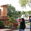 Hai du khách Nga say sưa chụp ảnh tại di tích Tháp Bà Ponagar. (Ảnh: Tiên Minh/TTXVN)