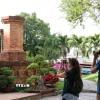 Hai du khách Nga chụp ảnh tại di tích Tháp Bà Ponagar. (Ảnh: Tiên Minh/TTXVN)