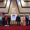 Tổng thư ký ASEAN Kao Kim Hourn cùng đại diện các phái đoàn thường trực các nước tại ASEAN tại lễ công bố logo kỷ niệm 50 năm Quan hệ Đối tác đối thoại ASEAN-New Zealand. (Ảnh: Đào Trang/TTXVN)