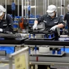 Công nhân làm việc tại một nhà máy ở Utsunomiya, Nhật Bản. (Nguồn: AFP/TTXVN)