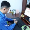 Anh Võ Tiến Tuấn Niê, Bí thư Chi đoàn cơ sở Tỉnh đoàn Đắk Lắk, góp ý sửa đổi, bổ sung Hiến pháp trên ứng dụng VNeID. (Ảnh: Hoài Thu/TTXVN)