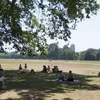 Người dân tránh nóng dưới bóng cây trong công viên ở London, Anh. (Ảnh: THX/TTXVN)