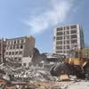Những tòa nhà ở Tehran, Iran bị phá huỷ trong vụ không kích của lực lượng Mỹ-Israel. (Ảnh: THX/TTXVN)