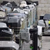 Công nhân làm việc tại trung tâm thu thập rác điện tử ở Ploufragan, miền tây Pháp. (Ảnh: AFP/ TTXVN)