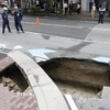 Hố tử thần xuất hiện tại khu vực Tenjin, thành phố Fukuoka, Nhật Bản, ngày 10/6. (Ảnh: Kyodo/TTXVN)