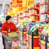 Người dân mua sắm tại siêu thị ở tỉnh Hắc Long Giang, Trung Quốc. (Ảnh: THX/TTXVN)