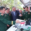 Tổng Bí thư Tô Lâm tham quan gian trưng bày sản phẩm công nghiệp quốc phòng. (Ảnh: Trọng Đức/TTXVN)