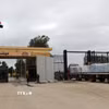 Xe chở hàng viện trợ nhân đạo đi qua cửa khẩu Rafah. (Ảnh: THX/TTXVN)