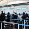 Hành khách chờ làm thủ tục tại sân bay quốc gia Ronald Reagan Washington ở Arlington, Virginia, Mỹ, (Ảnh: THX/TTXVN)