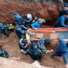 Lực lượng chức năng triển khai công tác cứu nạn cứu hộ đưa nạn nhân vụ tai nạn lao động sập giếng khiến 2 người tử vong tại Ba Vì lên mặt đất. (Ảnh TTXVN phát)