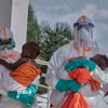 Nhân viên y tế chăm sóc bệnh nhân Ebola tại Bunia, tỉnh Ituri, CHDC Congo. (Ảnh: THX/TTXVN)