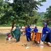 Người dân xã Yên Hòa di dời tài sản do nước lũ lên cao. (Ảnh: TTXVN phát)