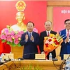 Bí thư Tỉnh ủy Nguyễn Duy Lâm và Chủ tịch UBND tỉnh Võ Trọng Hải tặng hoa chúc mừng tân Chủ tịch Hội đồng Nhân dân tỉnh Nguyễn Hồng Lĩnh. (Ảnh: TTXVN phát)