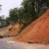Vị trí sạt lở tại Km262+400 thuộc quốc lộ 20, cách chân đèo D’ran nối với quốc lộ 27 dẫn đi Phan Rang (Khánh Hòa) khoảng 5km. (Ảnh: Nguyễn Dũng/TTXVN)