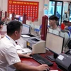 Cán bộ làm việc tại Trung tâm Phục vụ hành chính công xã Thư Trì (Hưng Yên). (Ảnh: Nguyễn Công Hải/TTXVN)