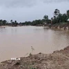 Một đoạn sông mới được tạo nên sau cơn lũ, nơi nó đi qua vốn là đất đai chăn nuôi của 7 hộ dân. (Ảnh: Xuân Quý/TTXVN)