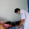 Khám cho bệnh nhân mắc sốt xuất huyết. (Ảnh minh họa. Phan Sáu/TTXVN)
