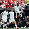 Tiền đạo Ousmane Dembele (phía trên) ăn mừng bàn thắng nhân đôi cách biệt cho tuyển Pháp trong trận gặp Maroc. (Ảnh: THX/TTXVN phát)