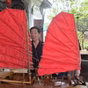 Nghệ nhân Lê Đức Chắn (77 tuổi phường Liên Hòa) đời thứ 17 của dòng họ Lê Đức tại khu vực thị xã Quảng Yên cũ là người giữ "hồn" cho những con thuyền ba vách cổ xưa. (Ảnh: Thanh Vân/TTXVN)