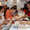 Mua bán vàng tại một cửa hàng kinh doanh Công ty vàng Bảo Tín Mạnh Hải. (Ảnh: Trần Việt/TTXVN)