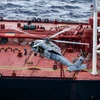 Một chiếc trực thăng quân sự của Mỹ bay phía trên tàu chở dầu Veronica III. (Ảnh: Bộ Chiến tranh Mỹ)